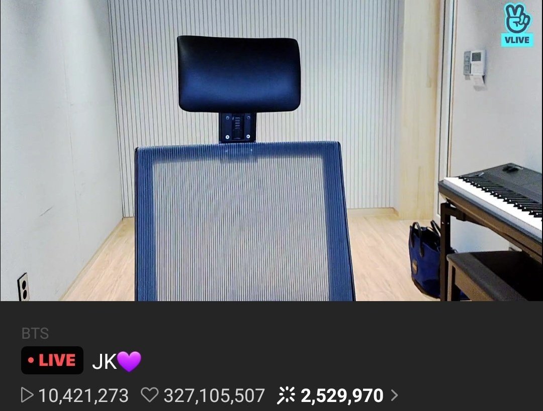 SumSumSeVeN's tweet photo. Jungkook went to the washroom and his empty chair got more views than the Grammys. https://t.co/FSH6oNpwWz