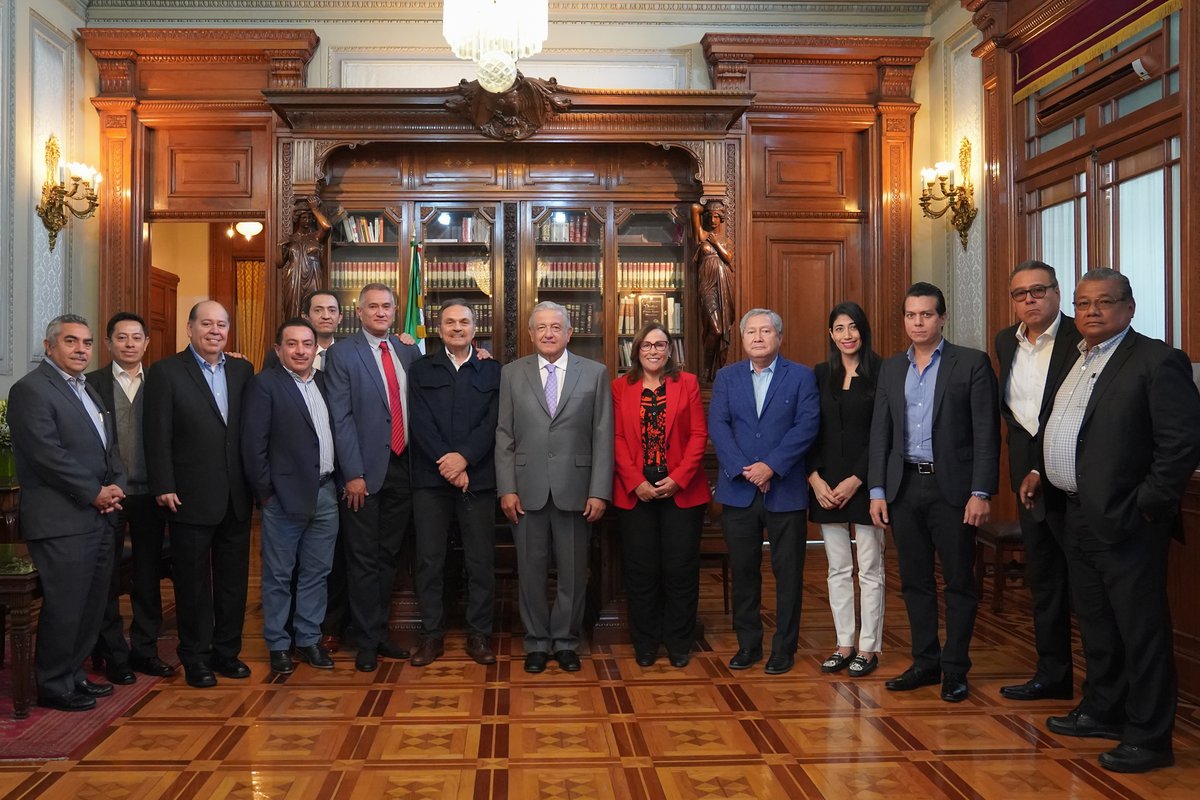 lopezobrador_'s tweet photo. Terminamos una muy buena reunión de trabajo con los gerentes de las seis refinerías, otros servidores públicos, el director de Pemex y la secretaria de Energía. La autosuficiencia energética será una realidad y seguirán sin aumento los precios de las gasolinas y del diésel. https://t.co/7co6pT13gn