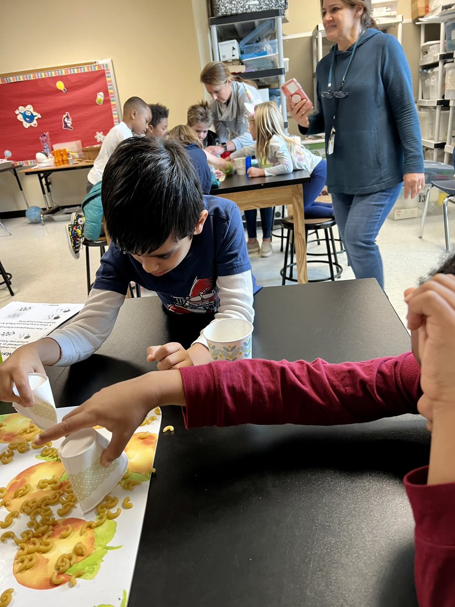 mrstaylor0's tweet photo. Science lab is so fun with @SAEsciencelab !!! Today kiddos learned about different animal features! @SweetAppleES https://t.co/ulbV5AvzLj