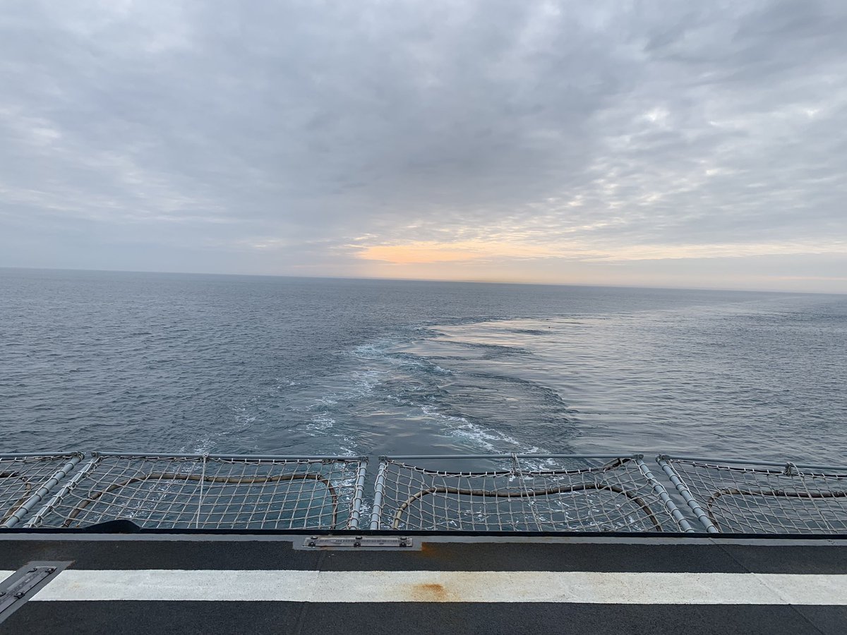 RFAArgus's tweet photo. Beautiful calm evening for Shipβs Company and the MR3 Embarked Forces sundowners π
#lifeinablueone https://t.co/3I1Bji3Wdf
