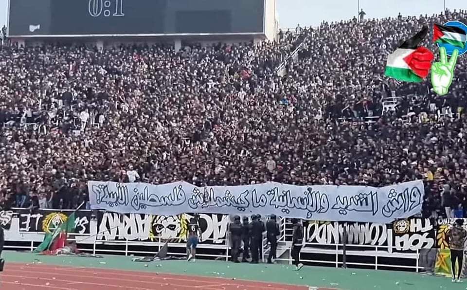 pbi_es's tweet photo. Los aficionados del club marroquí “Royal Army” portaron una gran pancarta en su juego que dice: 

“¿Por qué la condenación y la #humanidad no incluye a #Palestina?”.

#ApoyaPalestina #ApartheidIsrael https://t.co/IrYGn3t24A