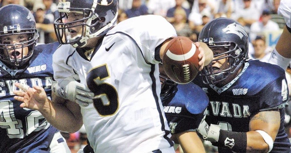 ByuPlayer's tweet image. Bret Engemann, 99-02. 6'4" 235lbs QB Provo UT

With prototypical QB size and a rocket arm, the hometown kid passed for 2230 yards and 9 TDs in an injury plagued career

His best game came on 8/29/02 vs Syracuse with 424 total yards and 4 TDs

#BYUFootball #HisSonWillBeAStarQBToo