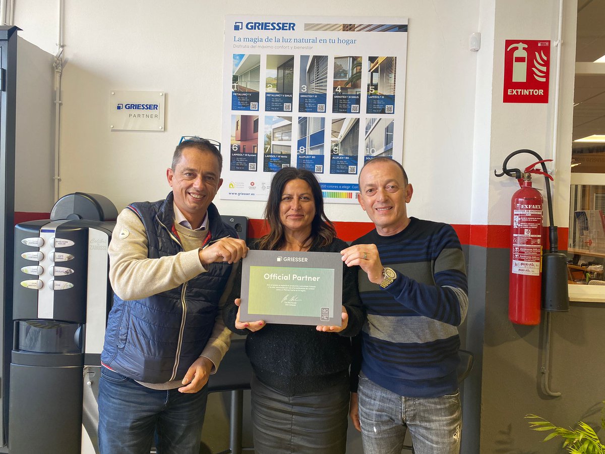 GriesserIB's tweet photo. 👏🏻Continuamos entregando la placa #OficialPartner conmemorativa del 140 aniversario de #Griesser. Esta vez a @disperlux, uno de los principales #Partners en la provincia de #Barcelona. Muchas gracias por vuestro compromiso con nosotros. 

#InspiredByTheSun #OneGriesser https://t.co/fsqpT0m2LC