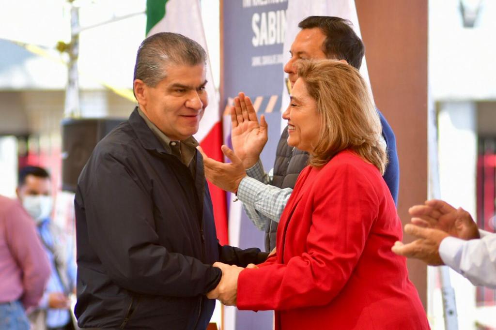 mrikelme's tweet photo. En #Sabinas, junto a la alcaldesa Diana Haro, supervisamos las obras de pavimentación de Más y Mejor infraestructura vial realizadas en diversas calles del municipio. #RegiónCarbonífera https://t.co/7Rlanpjlc8