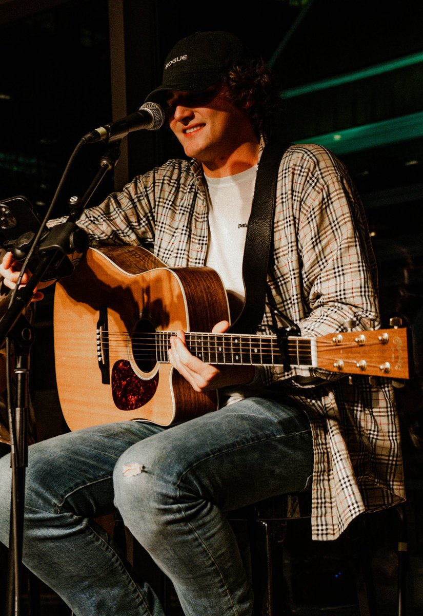 Kayla_Eileen18's tweet photo. Live performance shots of artists in downtown Nashville 🎶 https://t.co/nEX2sQchsv