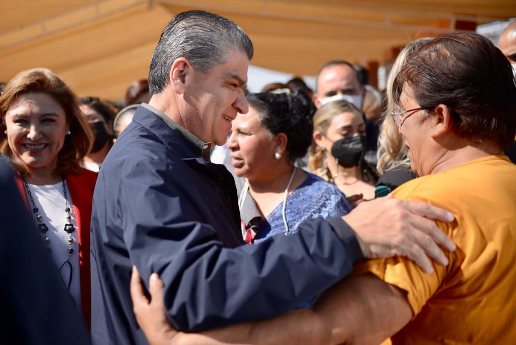 En #Sabinas, junto a la alcaldesa Diana Haro, supervisamos las obras de pavimentación de Más y Mejor infraestructura vial realizadas en diversas calles del municipio. #RegiónCarbonífera
