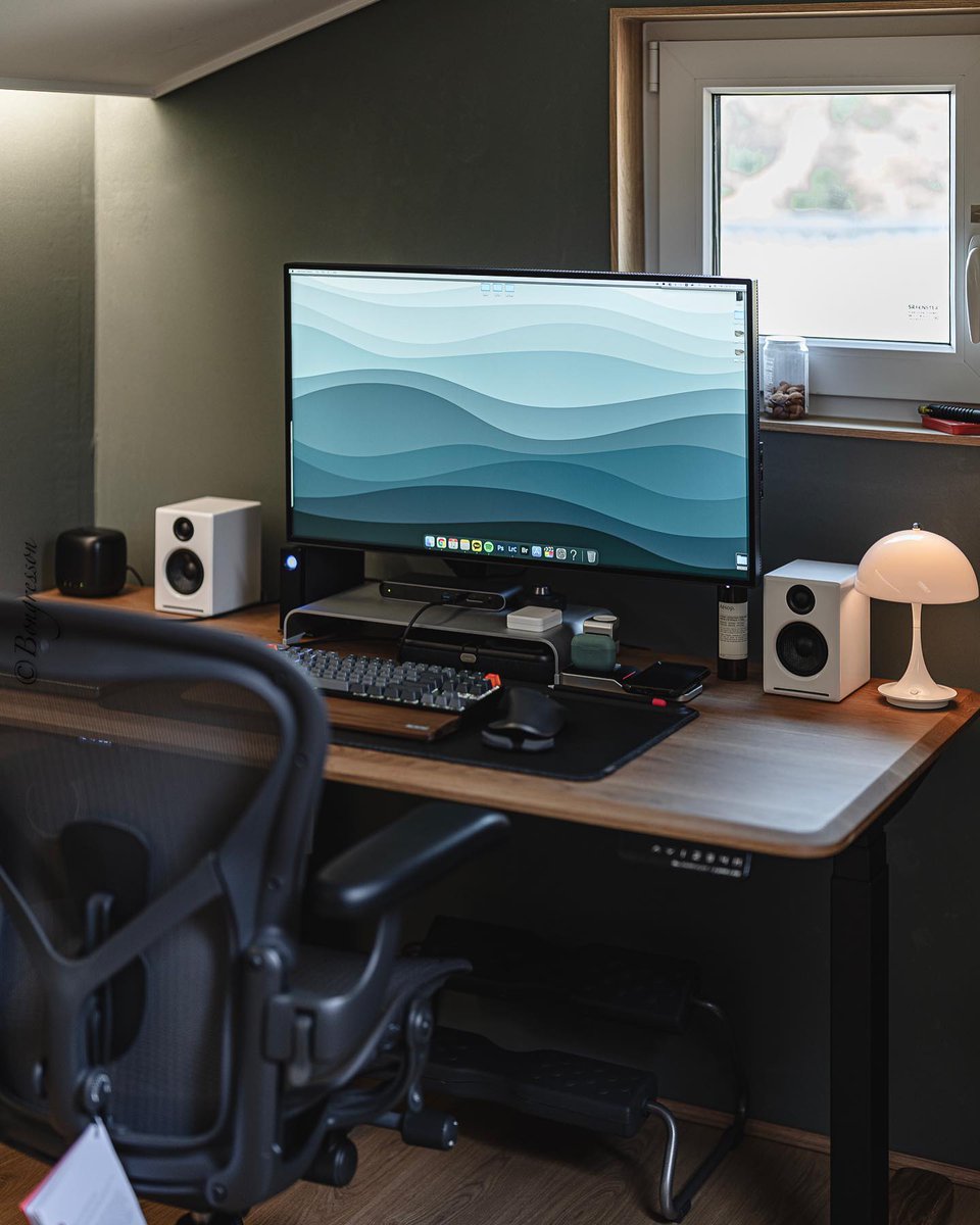 iSetupsCo's tweet photo. The perfect standing desk setup 💙

⌨️ @KeychronMK K8
⬛️ @Orbitkey Desk Mat
🖱 @Logitech MX Master
🪑 @HermanMiller Aeron
🔊 @AudioengineUSA A2+

https://t.co/a5jjiEfAt1 https://t.co/OWpkpzcciO