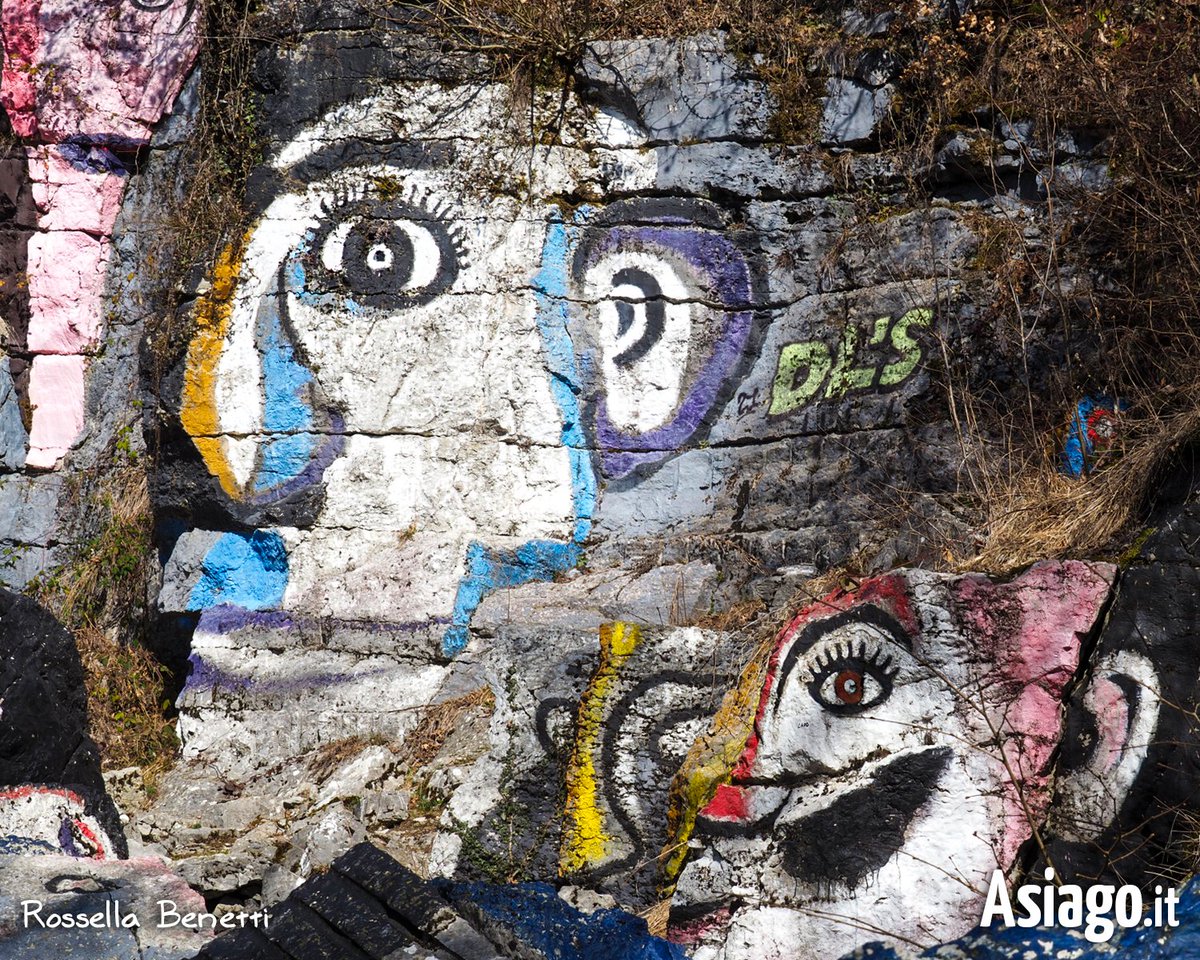 AsiagoIt's tweet photo. Le #CAVE DI #RUBBIO, uno dei luoghi più particolari dell'Altopiano... 😊 Anfiteatri rocciosi trasformati in opera d'arte dall'artista Toni Zarpellon. La cava dipinta con facce e animali stilizzati e la cava abitata con marmitte e serbatoi modellati come volti umani.
#Asiagoit https://t.co/epatf3i4D6