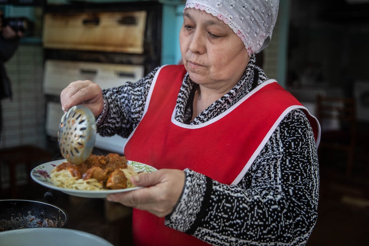 WCKitchen's tweet photo. Each day, WCK &amp; Dieta Vitas—one of the most well-respected groups of chefs in Moldova—are serving 500 meals for refugee families in Chișinău, including a former cinema housing 300 people. Waking up at 5am the team is cooking dishes like cabbage borscht &amp; pasta. #ChefsForUkraine https://t.co/Fn05po88mU