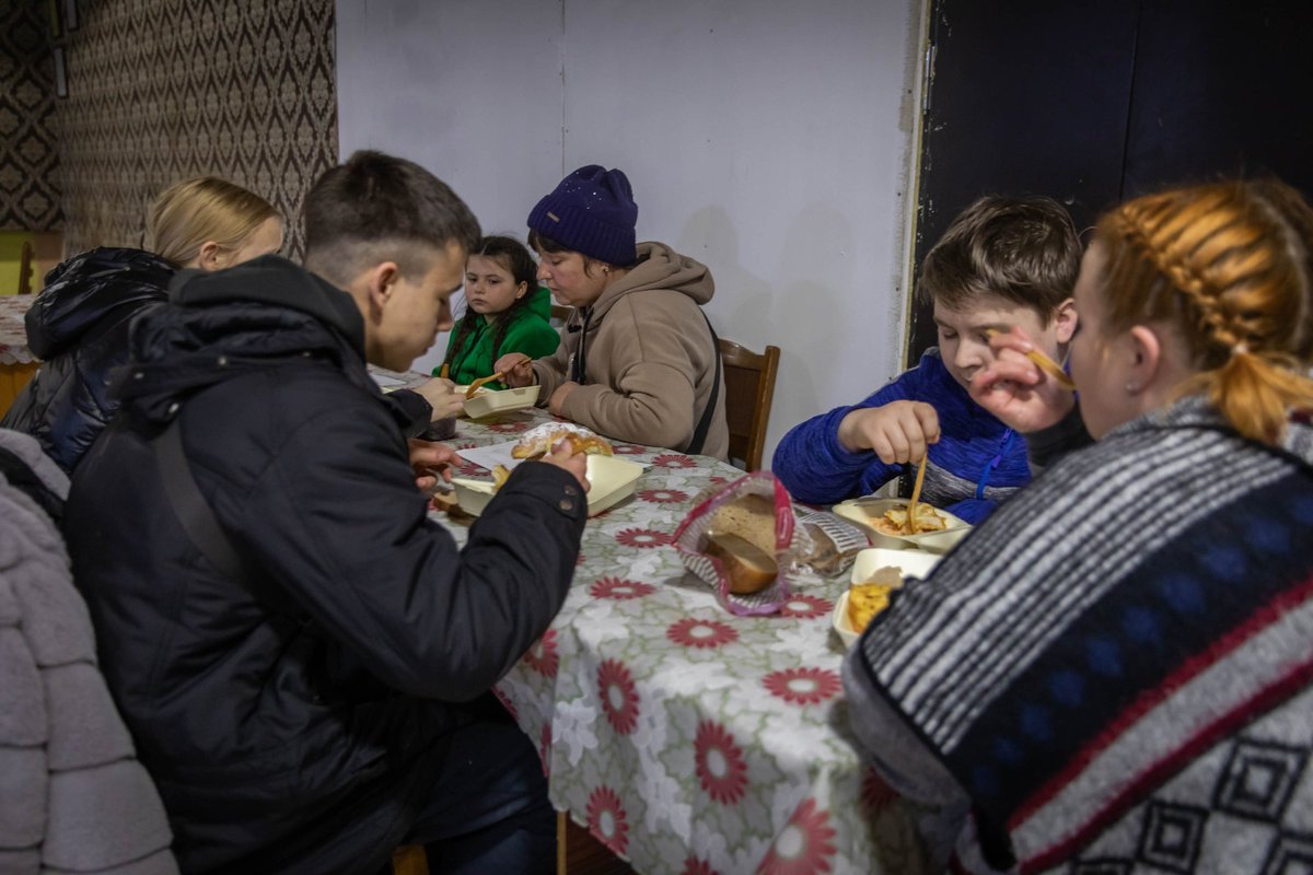 WCKitchen's tweet photo. Each day, WCK &amp; Dieta Vitas—one of the most well-respected groups of chefs in Moldova—are serving 500 meals for refugee families in Chișinău, including a former cinema housing 300 people. Waking up at 5am the team is cooking dishes like cabbage borscht &amp; pasta. #ChefsForUkraine https://t.co/Fn05po88mU
