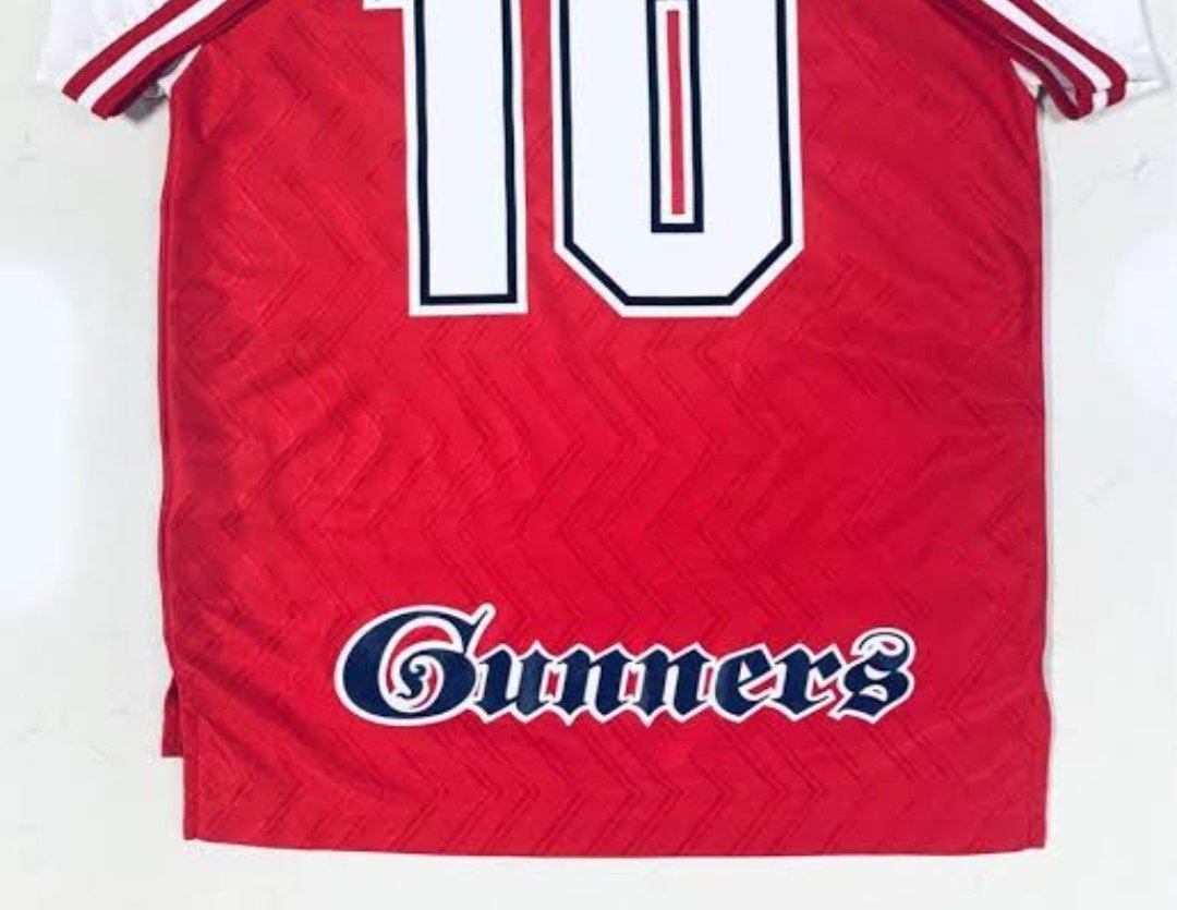 radityoaryo's tweet photo. @nonewthing the gunners logo in the back was the reason i followed arsenal... the moment i saw it, i was hooked... 😁 https://t.co/IyxOcCC2Os