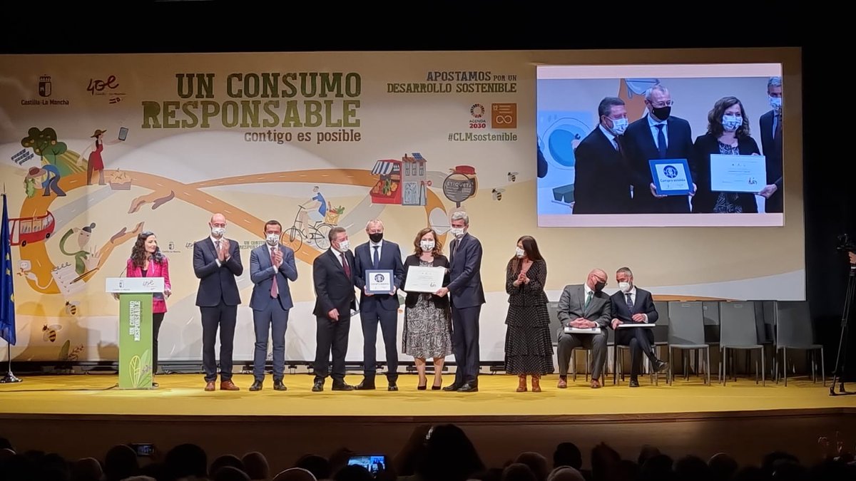 DSostenibleCLM's tweet photo. (1) #DiaMundialDeLosDerechosDelConsumidor #CLM
#Camarena #Toledo
👉Entrega distintivos compra asistida ‘Mejores Prácticas de Compra Asistida’ a los representantes de Mercadona, Supercor (El Corte Inglés), Supermercados Consum, Alcampo y Carrefour https://t.co/bUpTwAByBE