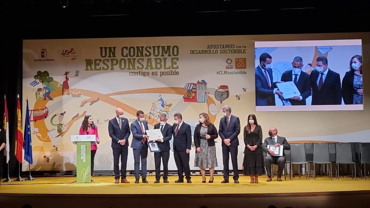 DSostenibleCLM's tweet photo. (1) #DiaMundialDeLosDerechosDelConsumidor #CLM
#Camarena #Toledo
👉Entrega distintivos compra asistida ‘Mejores Prácticas de Compra Asistida’ a los representantes de Mercadona, Supercor (El Corte Inglés), Supermercados Consum, Alcampo y Carrefour https://t.co/bUpTwAByBE