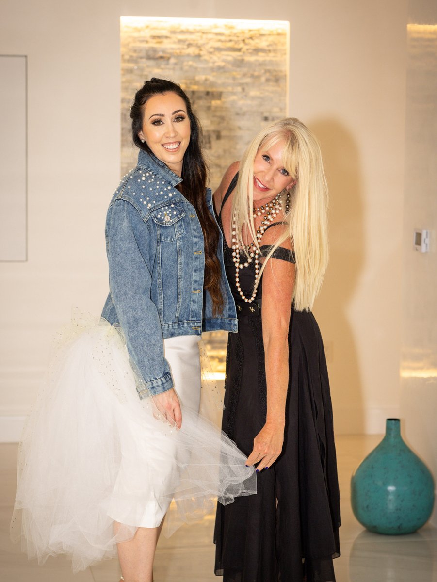 KimCameronMusic's tweet photo. A night of celebration with lovely women and a bride to be. 👰♂️
#bride #bridalparty #kimcameron #onlyinmiami #winetasting #bestparties #beachlife #beachlifestyle #thatshowwerole #intothenight #girls #girlsnight #girlsjustwannahavefun #partynigth #besttimes https://t.co/BLxAn4vtBg