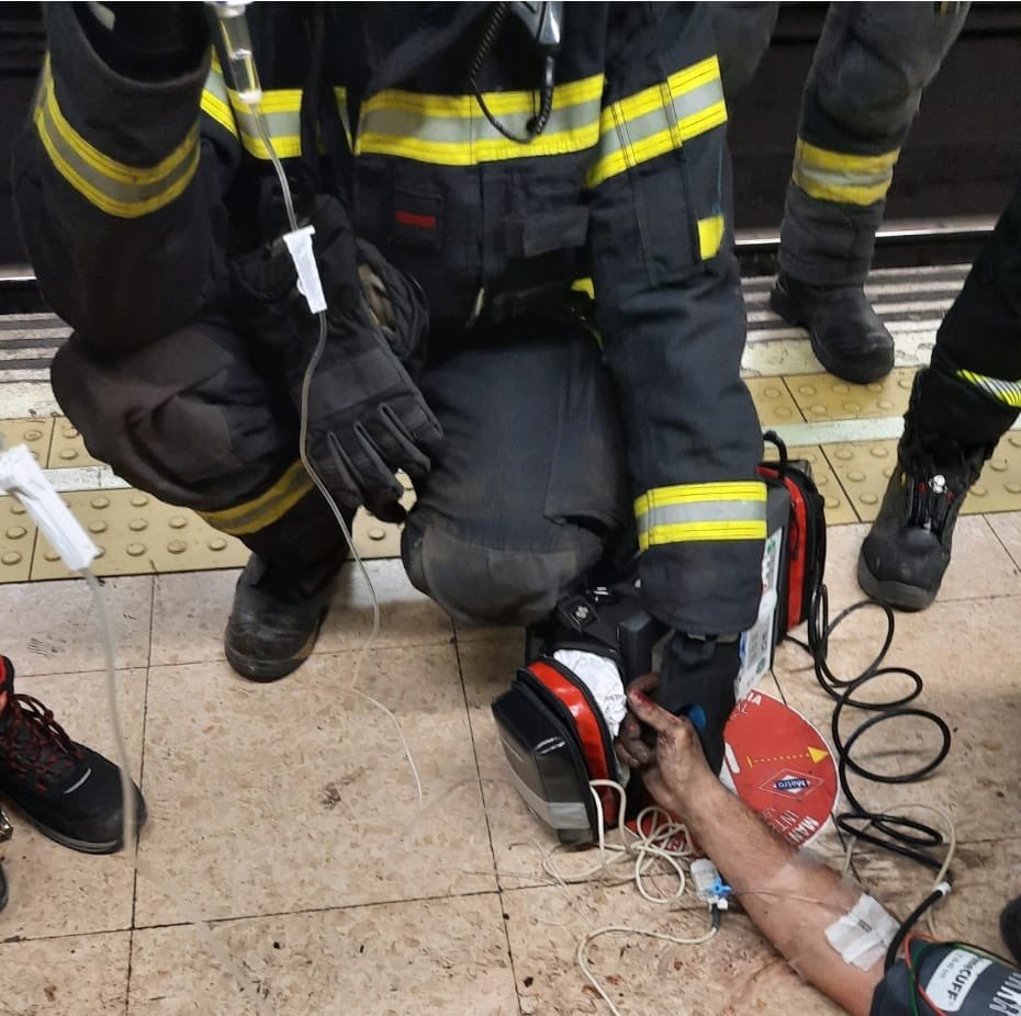 antonia63000183's tweet photo. Hoy docencia a los Bomberos conductores de nuevo ingreso. La foto es de un aviso real… Si puedes cura, si no alivia, si no acompaña… Empatía, nosotros no podíamos brindarle ese consuelo (estábamos a tope de trabajo) ese bombero lo vio y hizo lo que debía: consolar y acompañar https://t.co/mqu3XHqceU