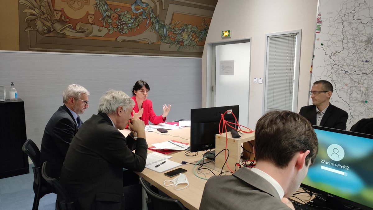 Prefecture42's tweet photo. Suite au conflit en #Ukraine et aux sanctions économiques et financières décidées contre la Russie, 
@Prefecture42 a réuni ce jour les acteurs du monde économique du département pour échanger sur les difficultés rencontrées et évoquer les premières mesures de soutien de l'État https://t.co/DhNTW1Loto