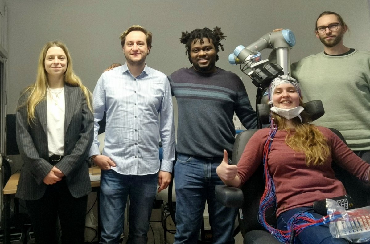 schoisswohl's tweet photo. The team in charge of all robot-assisted brain stimulation studies within the @mext_project  – from left to right: Mirja Osnabruegge, myself, @desmondagboada, @Su_Cardina &amp; Roman Rethwilm (missing: @MSchecklmann &amp; @WolfgangSeiberl)
@unibw_m @uni_regensburg @dtecbw @TMSLaborRgbg https://t.co/BBfYFedNP8