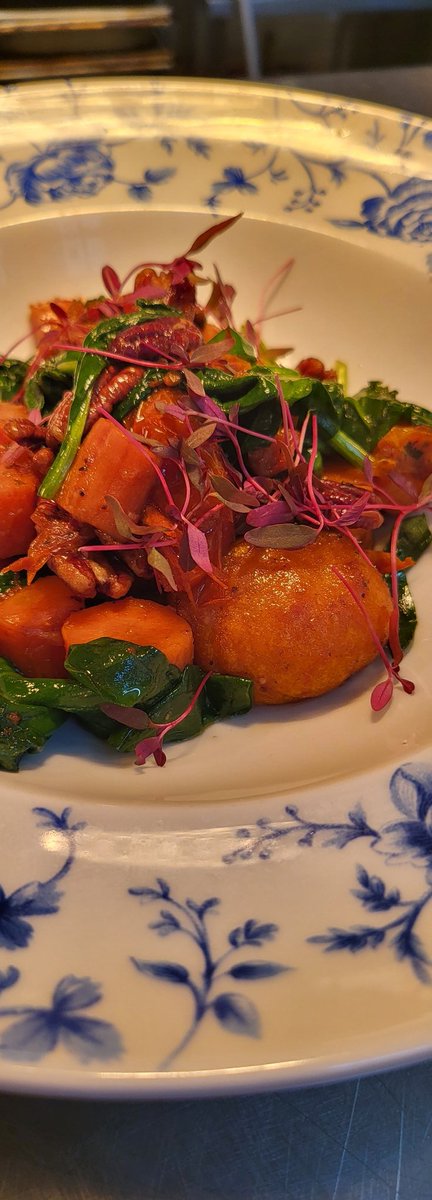 jamesbarber1980's tweet photo. Sweet potato gnocchi, roasted carrot, sundried tomato, baby spinach, wild garlic, pecan #vegan #eatlocal #simplyelegent #suffolk #eastbergholt https://t.co/Xcm6tNLkrC