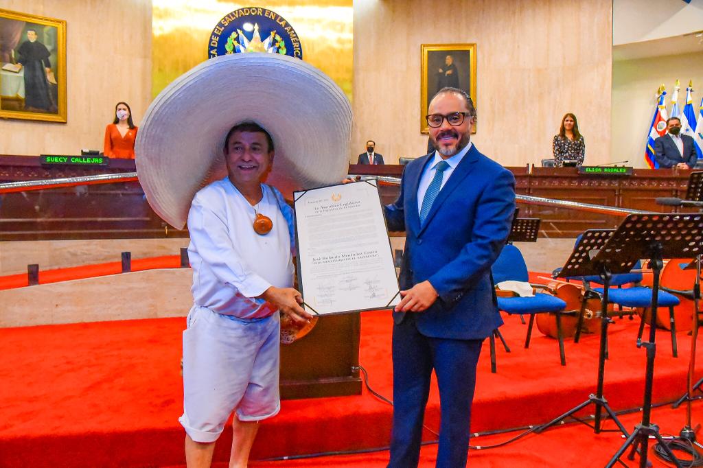 ErickGarcia_NI's tweet photo. Honor a quien honor merece, gracias por su enorme trabajo en el arte y la cultura de nuestro país, sin duda un legado que perdurará para toda la historia. 👏🏼💯🇸🇻
#SesiónPlenaria48 #HijoMeritisimo #DiputadoJoven https://t.co/kLsG7WR5d2