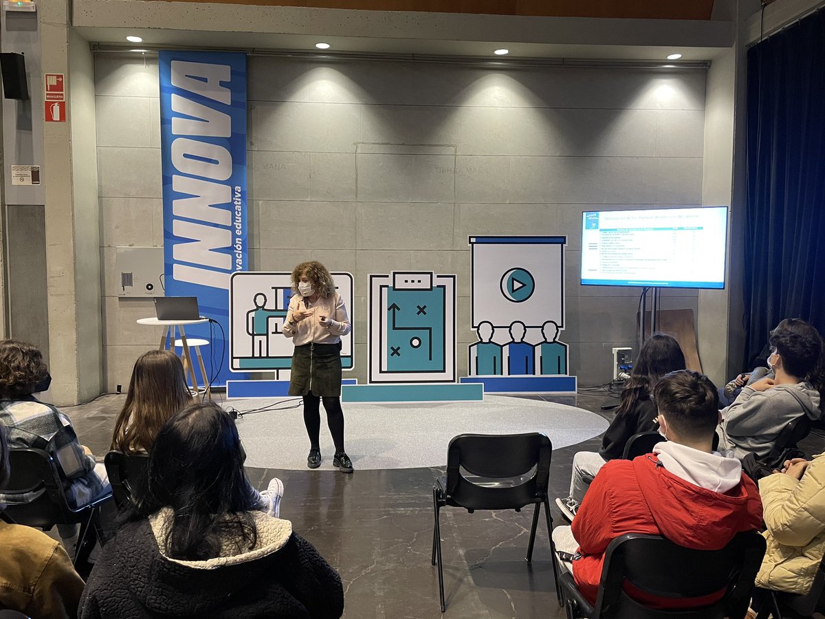 VrestUnizar's tweet photo. Ahora mismo en #FeriaOrienta de @AuditorioZGZ estamos explicando la oferta formativa de la @unizar en el espacio #innova @alcala_aalcala. “Un mundo de servicios a tu disposición” #unizarpendientedeti https://t.co/MU490RDCfq