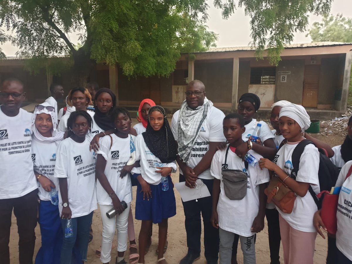 CicaForumCivil's tweet photo. FORUM CIVIL/@OSIWA1 
Accompagnement des jeunes pour la promotion de la redevabilite et la lutte contre la corruption à travers les Clubs d'Intégrité à la Citoyenneté (CICA).
MERCI aux CICA de Kolda et aux encadreurs. https://t.co/OHB2SmLyUa