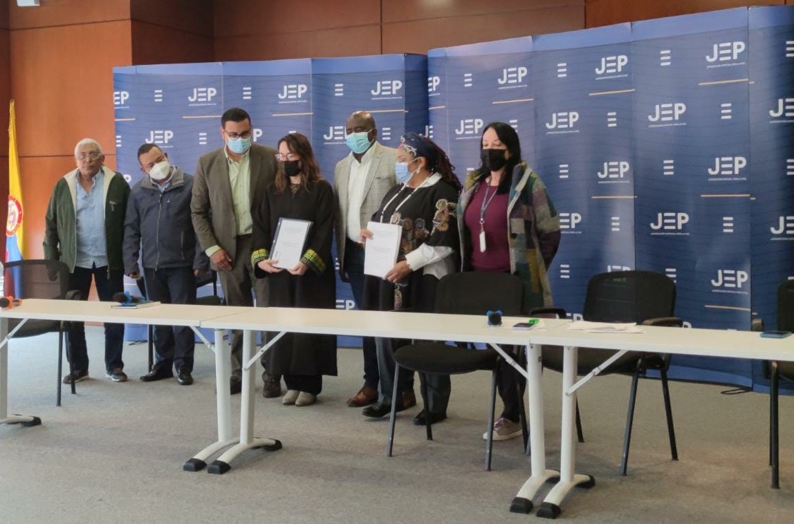 #Bogotá En la presentación del informe crímenes de guerra y violación a los derechos humanos, cometidos contra integrantes de las antiguas FARC -EP (1964- 2016) ante la JEP. La verdad es garantía de no repetición, reiteramos nuestro compromiso con la construcción de Paz.