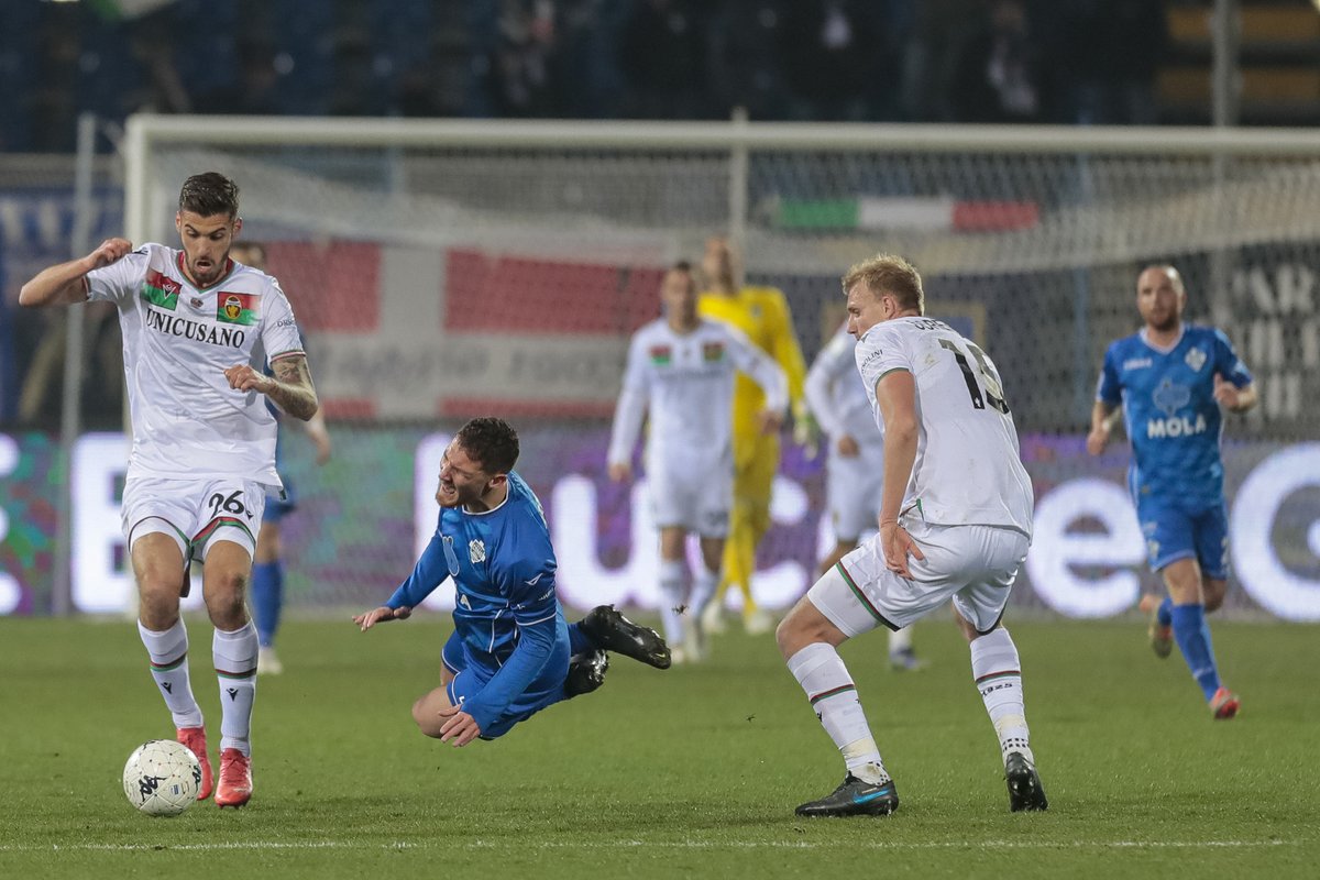 TernanaOfficial's tweet photo. 🕐Finisce dopo 1' di recupero il primo tempo, Como in vantaggio sui rossoverdi, decide La Gumina 🔴🟢
#ComTer 1-0
#NoiSiamoLaTernana https://t.co/LHGbXm1LGW