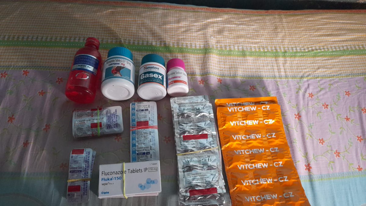 DarshanNPopat's tweet photo. Thank you @SanjayJeswani11 bhai for taking care of medicines for the family. Although @VrajjFoundation is helping this family since long.
Join hand by contributing small small amounts for someone's medicines, education, food etc https://t.co/BvBPrfCpzY