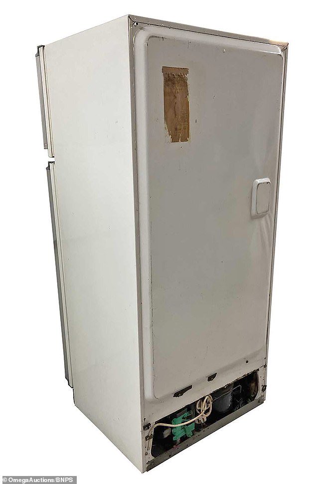 TheNorskaPaul's tweet photo. 🎼’Please, please, freeze me’😆
#JohnLennon 1968 fridge-freezer is set to fetch £2k at #OmegaAuctions on #Merseyside (and it still works)
The #Westingland appliance was said to be the 'Rolls Royce' of fridges &amp; was bought by the Beatle for his #Kenwood #Surrey home in the 1960s. https://t.co/az3GFLS3Tw