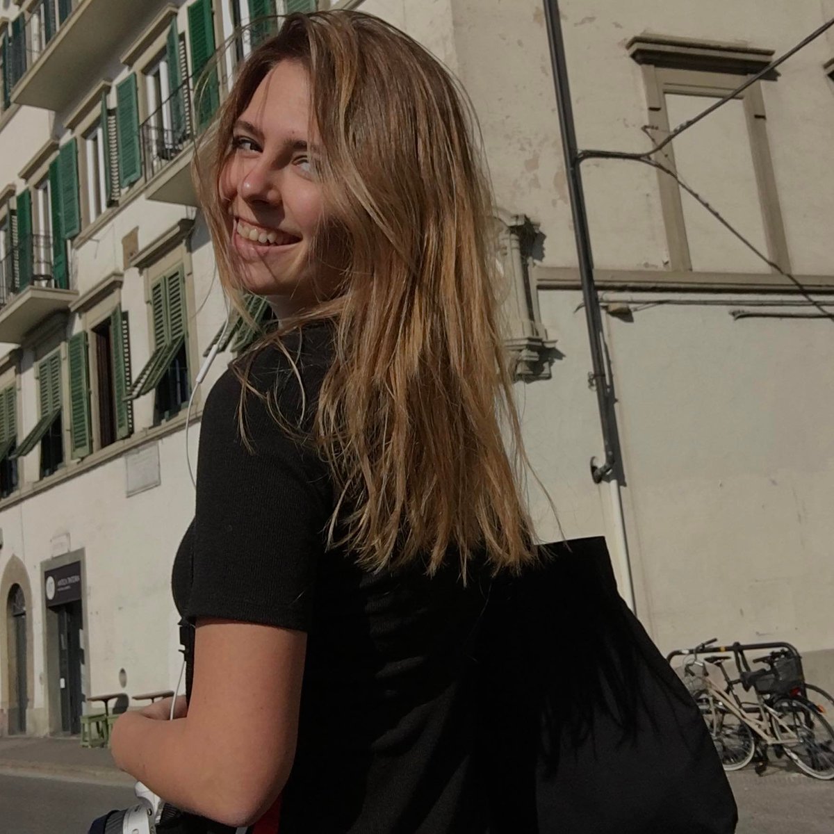 K_Loukerenko's tweet photo. Russian military killed young and bright producer Alexandra Kuvshynova today in Kyiv region. Artillery targeted the car she was in. Fox News cameraman Pierre Zakrzewski was also killed in the same car. Correspondent Benjamin Hall received wounds and is in hospital. https://t.co/zvbJyAdKvW