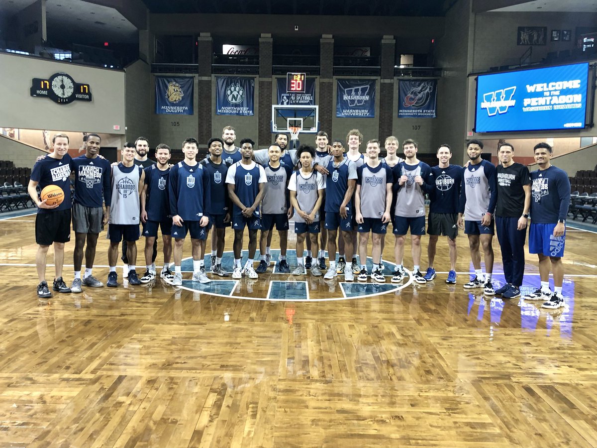 CoachBBallard's tweet image. What a special team! 🏀🎩🔵❤️