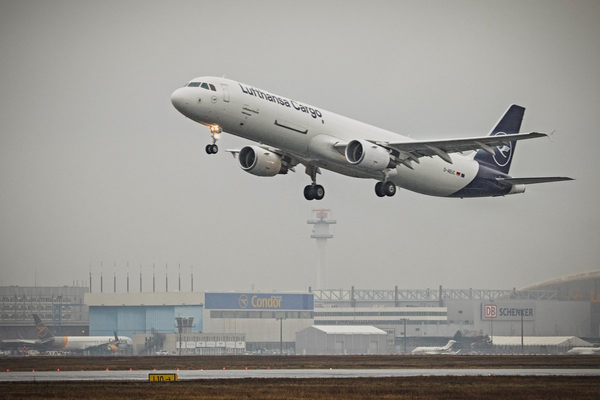 Airport_FRA's tweet photo. This 1st flight from Frankfurt to Dublin means: more destinations, more capacity, more efficiency. @Lufthansa_Cargo is expanding its global route network with converted A321 freighters. Read more at: https://t.co/N4YYBDT26V (in German) #freightday #frankfurtairport #lhcargo https://t.co/cMyIswpC9m
