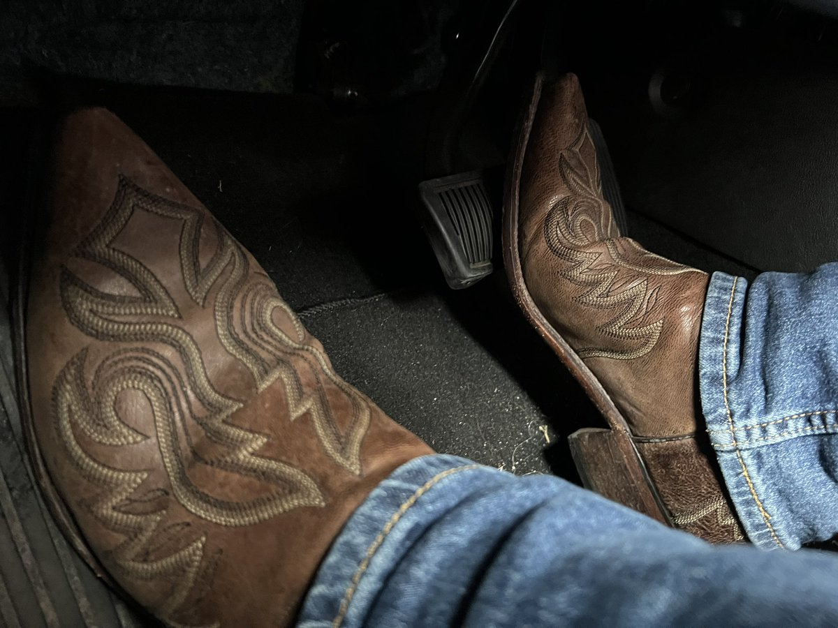 PedalFanYt's tweet photo. Another day complete. Time to head on home to get ready for the next day. 
❤️🔥🏎🔥❤️
#pedal #brake #brakepedal #bootedDriving #bootedCommute #pedalPumping #cowboyBoots #luchesses #bootmen #brownBoots https://t.co/WmzUGx2anT