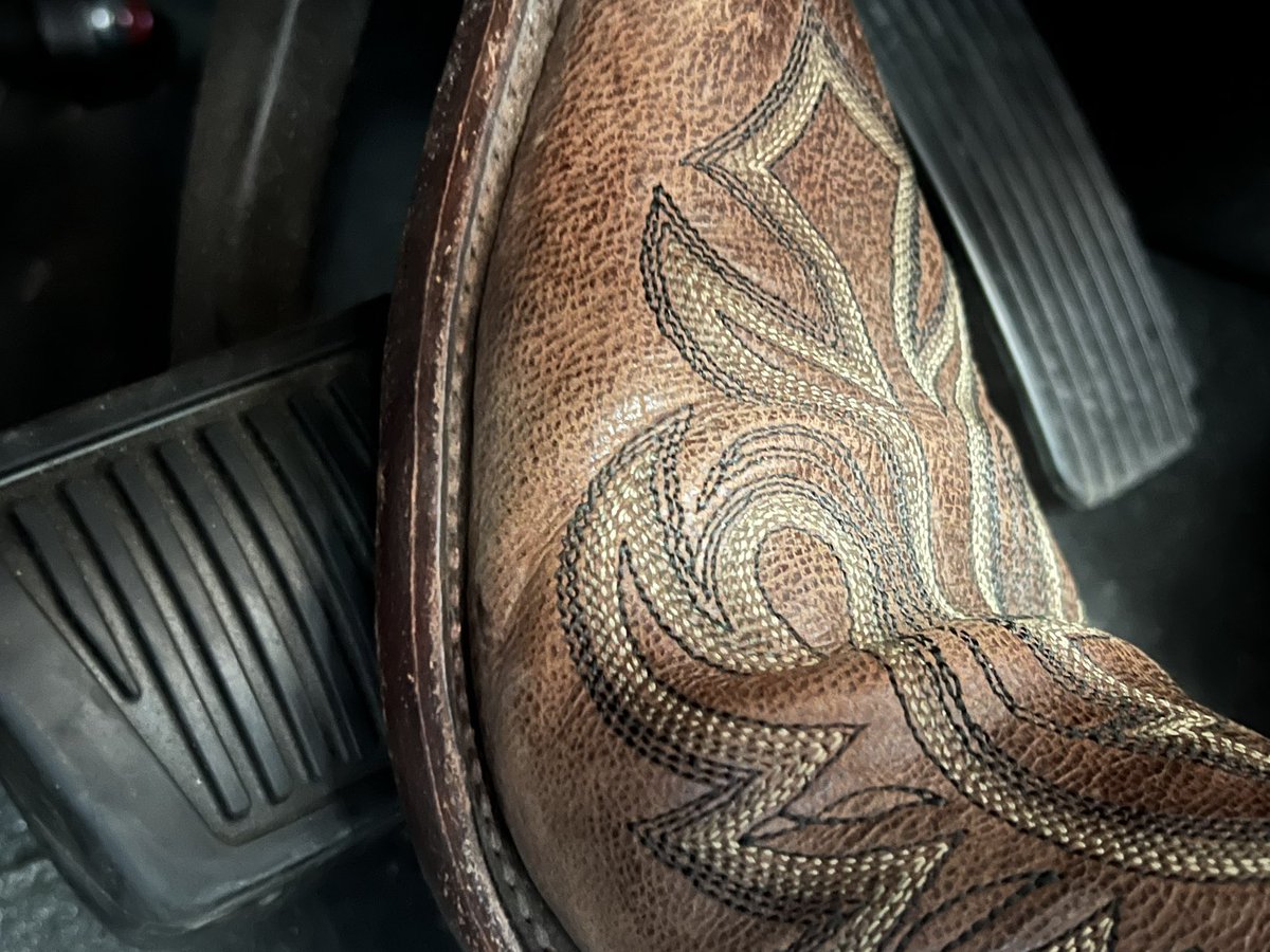 PedalFanYt's tweet photo. Another day complete. Time to head on home to get ready for the next day. 
❤️🔥🏎🔥❤️
#pedal #brake #brakepedal #bootedDriving #bootedCommute #pedalPumping #cowboyBoots #luchesses #bootmen #brownBoots https://t.co/WmzUGx2anT