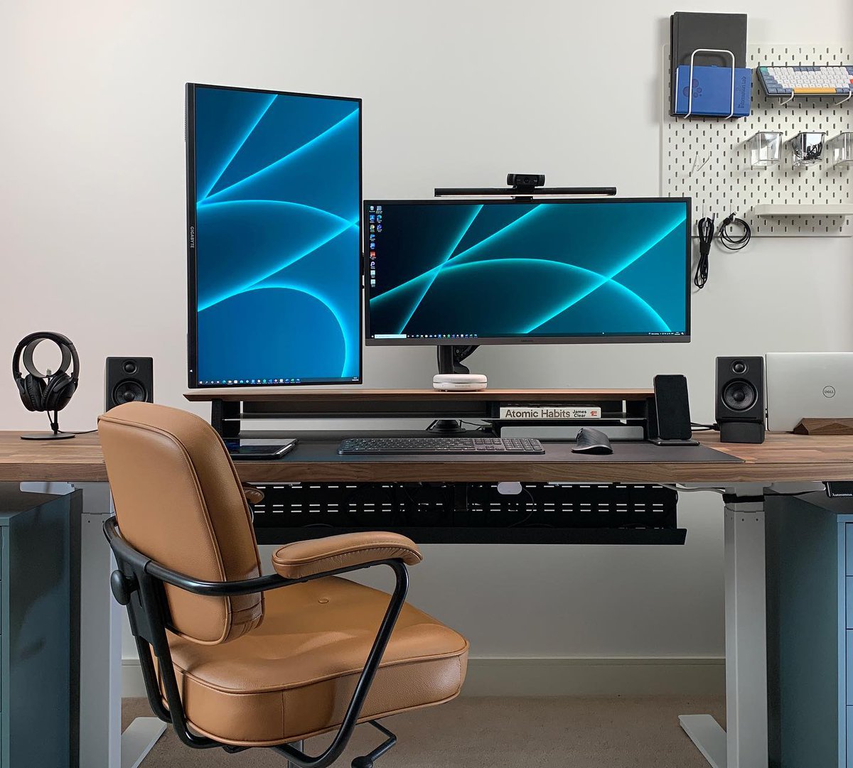 iSetupsCo's tweet photo. WFH Perfection.

🖥 @SamsungUS Samsung 34-Inch QHD UltraWide
💡 @BenQAmerica ScreenBar
🪵 @Grovemade Walnut Desk Shelf
⌨️ @Logitech MX Keys
🖱 @Logitech MX Master
🔊 @AudioengineUSA A2+

https://t.co/WNNnbGFLKm https://t.co/tBTioOFQPu