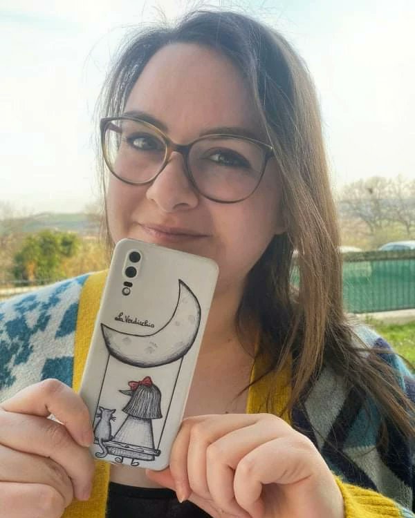 LaVerdicchioART's tweet photo. Lei è la super Vale 😍
Ha voluto un disegnetto personalizzato per la cover del cellulare.
Mi ha detto "amo i gatti e la luna".
Ed ecco fatto...gatto, luna ed io ho aggiunto una altalena,
perché non smetteremo mai di essere sognatori.
Grazie Vale 🐈🌛 🎀

#LaVerdicchio https://t.co/joZKB106S6