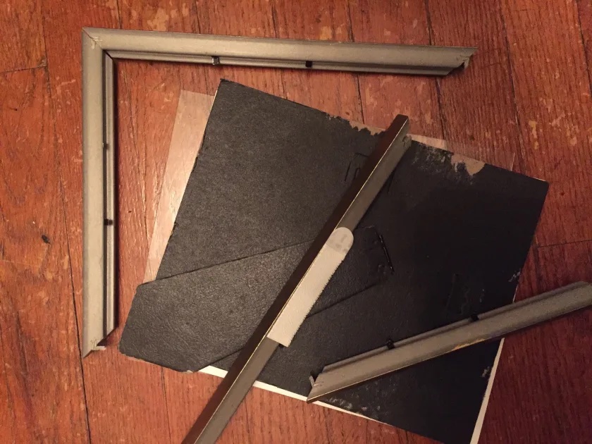 oldweirdbritain's tweet photo. If a picture falls from a wall for no apparent reason, it foretells the death of someone in the house.

#superstition #deathlore https://t.co/3dC4X7lRpQ