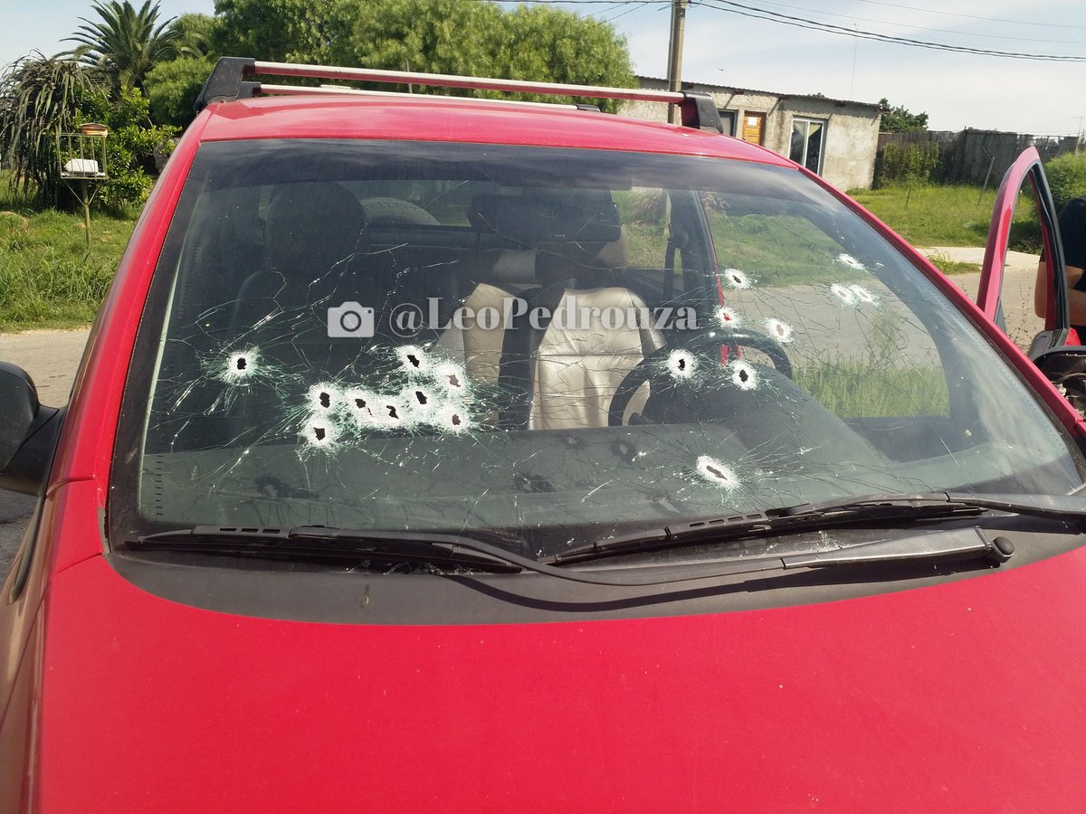 LeoPedrouza's tweet photo. Ahora! varios rapiñeros intentan asaltar a los ocupantes de una camioneta  en Simón del Pino casi Aparicio Saravia. quienes viajaban en el vehículo  era personal de narcóticos y hubo tiroteo. Ampl 18.55  en @TelenocheUy @Canal4_UY https://t.co/5AZ35hK67L