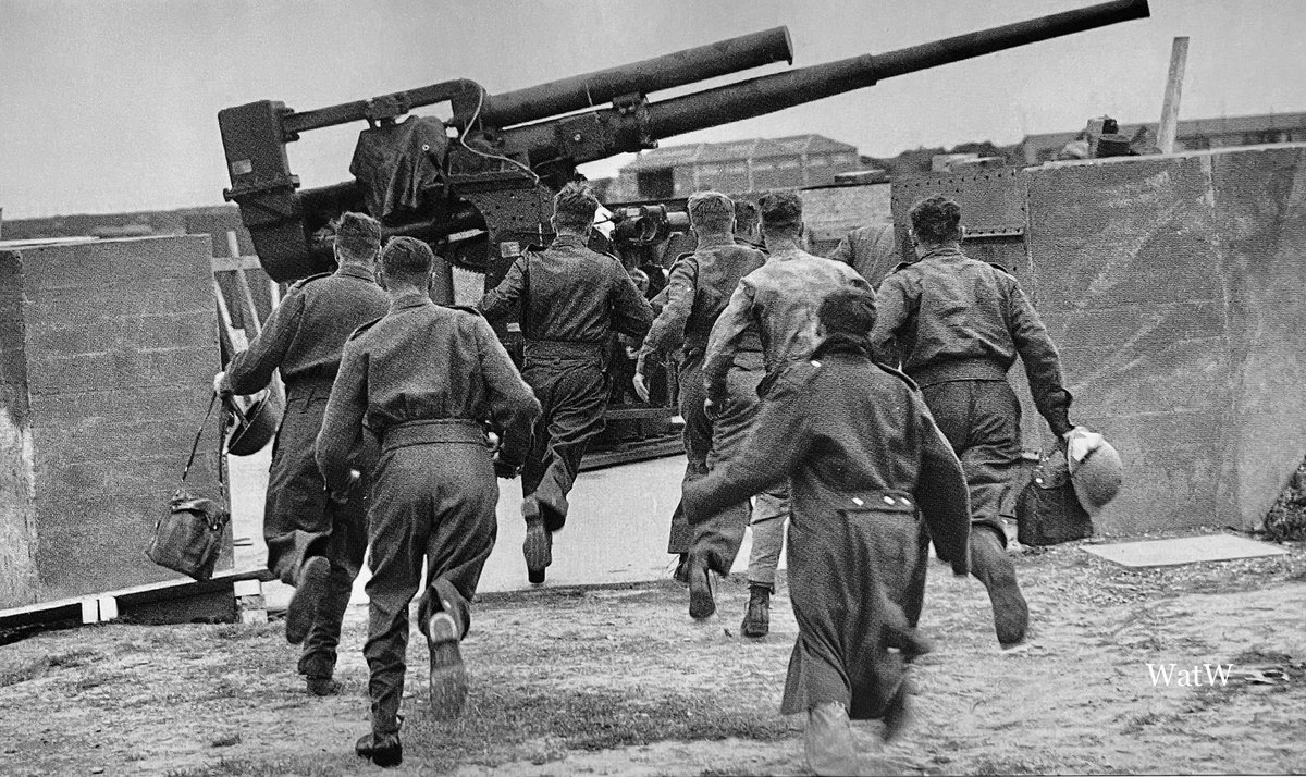 TheWorldatWar2's tweet photo. British gunners on the south coast of England rush to their station as news of another large air raid comes in - 29th Aug 1940 #ww2 #wordwar2 #battleofbritain #england #antiaircraft #airraid https://t.co/k8Up1EcQSp