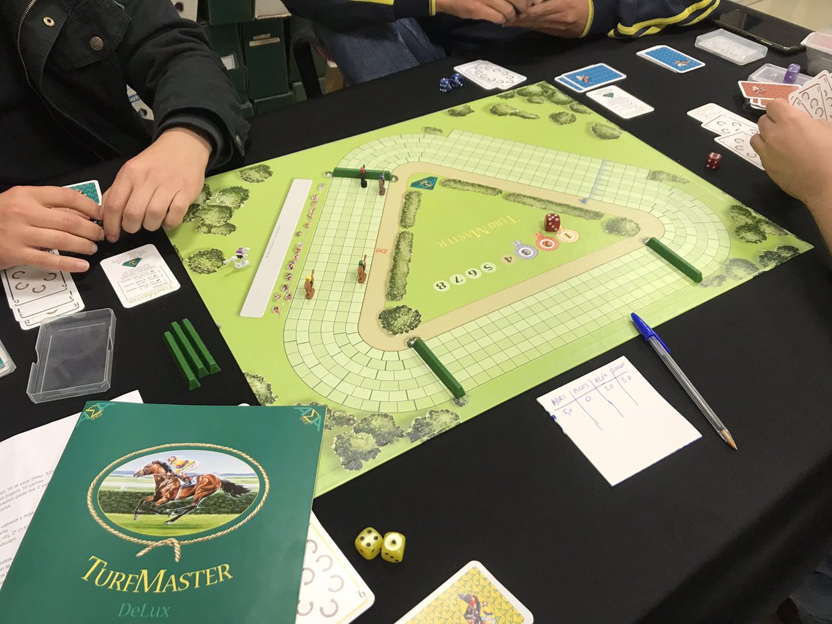 tiratugames's tweet photo. A tan solo unos metros de la línea de meta, 2 de los caballos se quedaron sin “gasolina” 🤣 ¡Juegazo! #TurfMaster https://t.co/MVnyMsSfcM