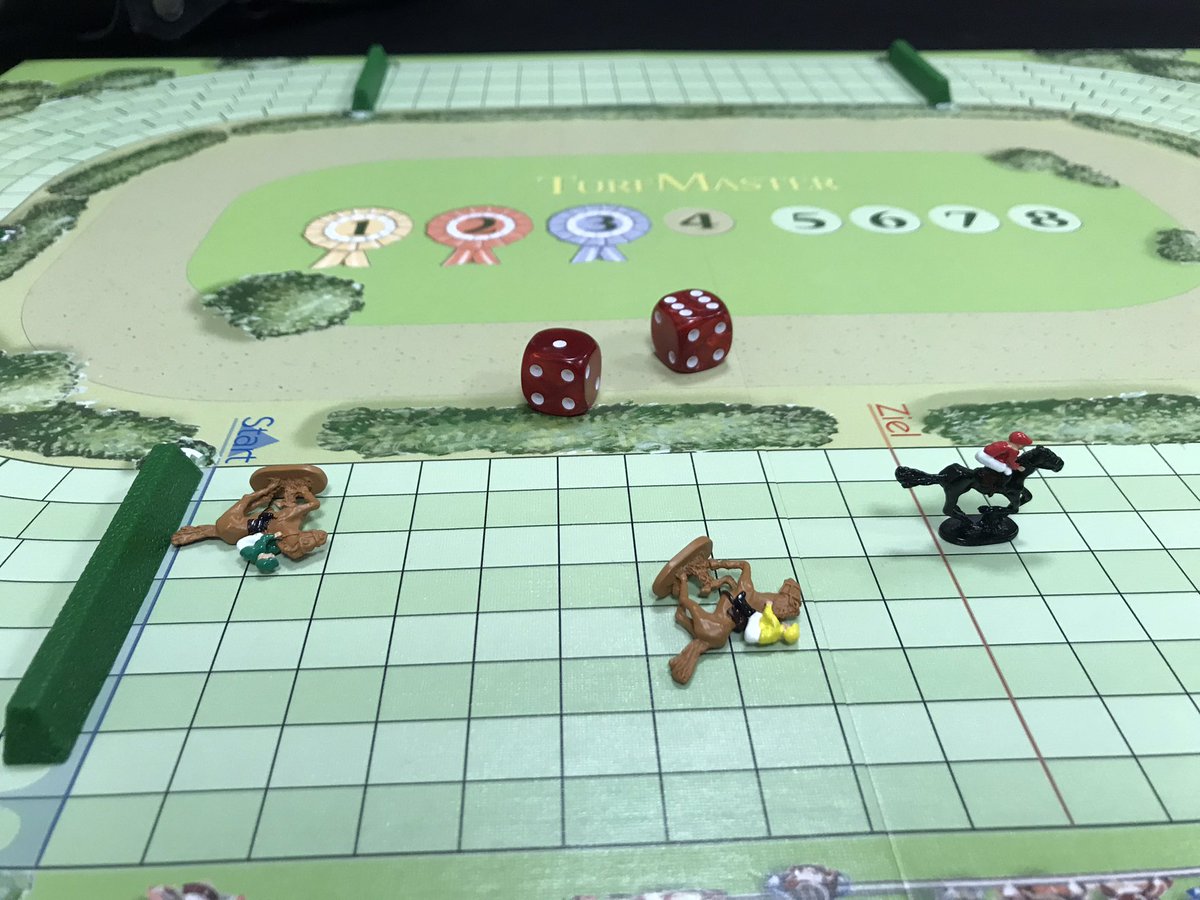 tiratugames's tweet photo. A tan solo unos metros de la línea de meta, 2 de los caballos se quedaron sin “gasolina” 🤣 ¡Juegazo! #TurfMaster https://t.co/MVnyMsSfcM