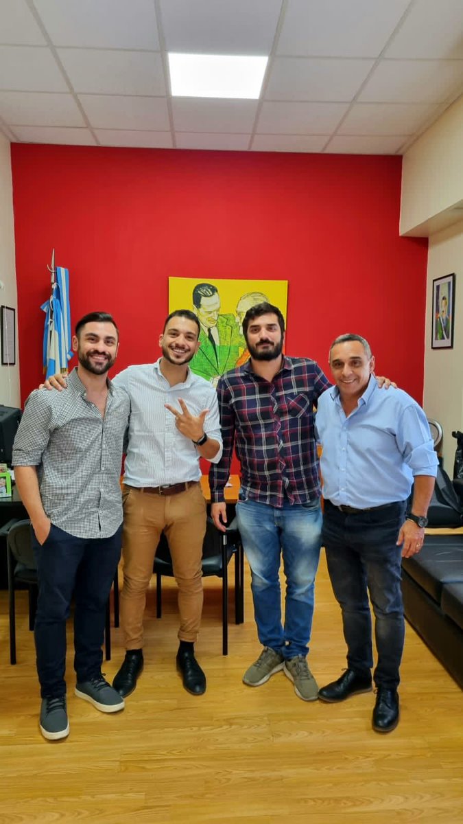 En el día de hoy me vinieron a visitar <a href="/agustindrombola/">Agustín Rombolá</a> (<a href="/jradicalcaba/">Juventud Radical CABA</a>), <a href="/FranLoupias/">Fran Loupias</a> (Sec. Gral JR CABA) y <a href="/JuanBarrantes3/">JB</a> (Sec. Juventud OTR CABA). 

Conversamos para programar actividades en conjunto y conversamos sobre la actualidad política de la CABA y el país.