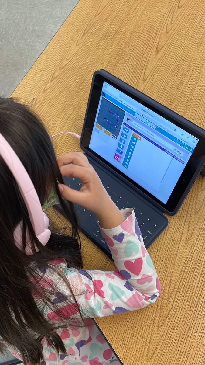 Mr_Smith_Tech's tweet image. 1st graders revisiting some modules in @codeorg. Learning how to use loops to repeat commands. Coding is not always easy! Codes don’t work the first time! Teaching perseverance. @PADeptofEd @csteachersorg @CSforALL