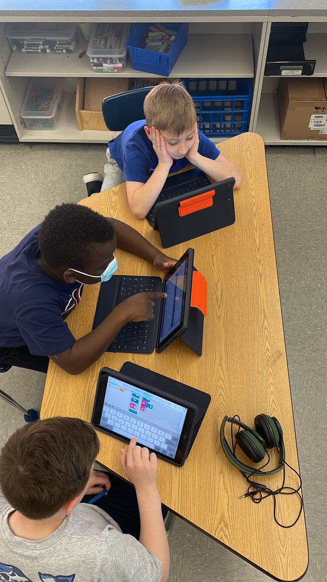 Mr_Smith_Tech's tweet image. 1st graders revisiting some modules in @codeorg. Learning how to use loops to repeat commands. Coding is not always easy! Codes don’t work the first time! Teaching perseverance. @PADeptofEd @csteachersorg @CSforALL