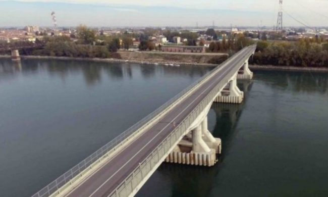 Il nuovo #ponte sul #Po tra #Casalmaggiore e #Colorno, tre campate più una #pista #ciclabile

LEGGI QUI:  stradeeautostrade.it/notizie/2022/i…

#Lombardia #EmiliaRomagna #arco #campate #Parma #Massari #stradeeautostrade