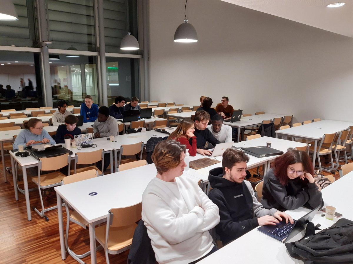 greetjejongen's tweet image. Oefenen voor Vlaamse Programmeerwedstrijd #vpw #ucll #toegepasteInformatica