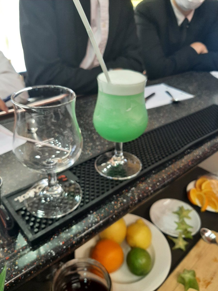 martine_emo's tweet photo. Les étudiants de deuxieme année BTS de #Larbaud ont eu le privilège de recevoir Jean Remy DEVOCELLE,  Chef Barman de l'hôtel Mercure.
Une magnifique prestation où le professionnalisme a permis de réaliser avec aisance de délicieux cocktails. https://t.co/sWU4s1qkau