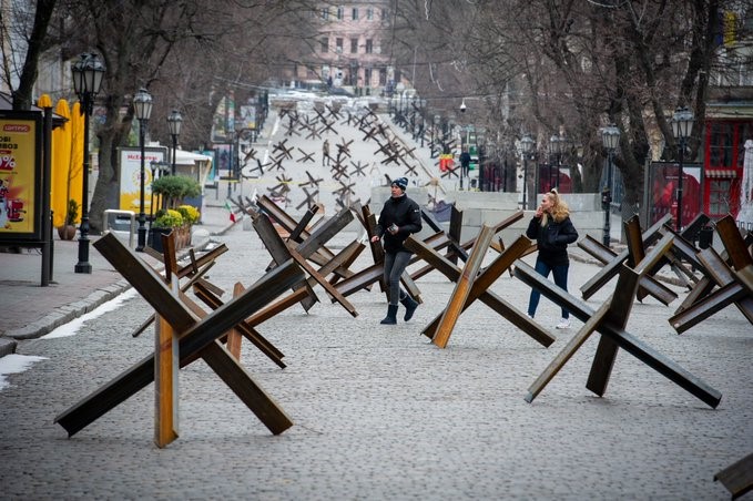 ianbremmer's tweet photo. a street in odessa, ukraine.
fewer people, more anti-tank barriers. https://t.co/SR4aZCipbs
