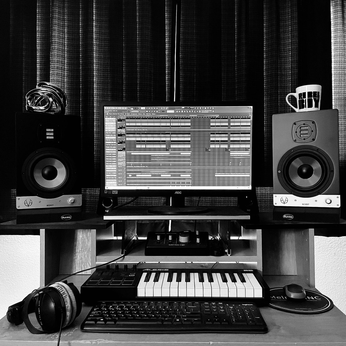 Been a bit of a recluse lately as I’m finishing up 2 big collabs in the studio as well as a new original over the next couple of days. 🎹

#rebelboy #rebelboymusic #techno #technomusic #technofamily #studio #newmusic #electronicmusic