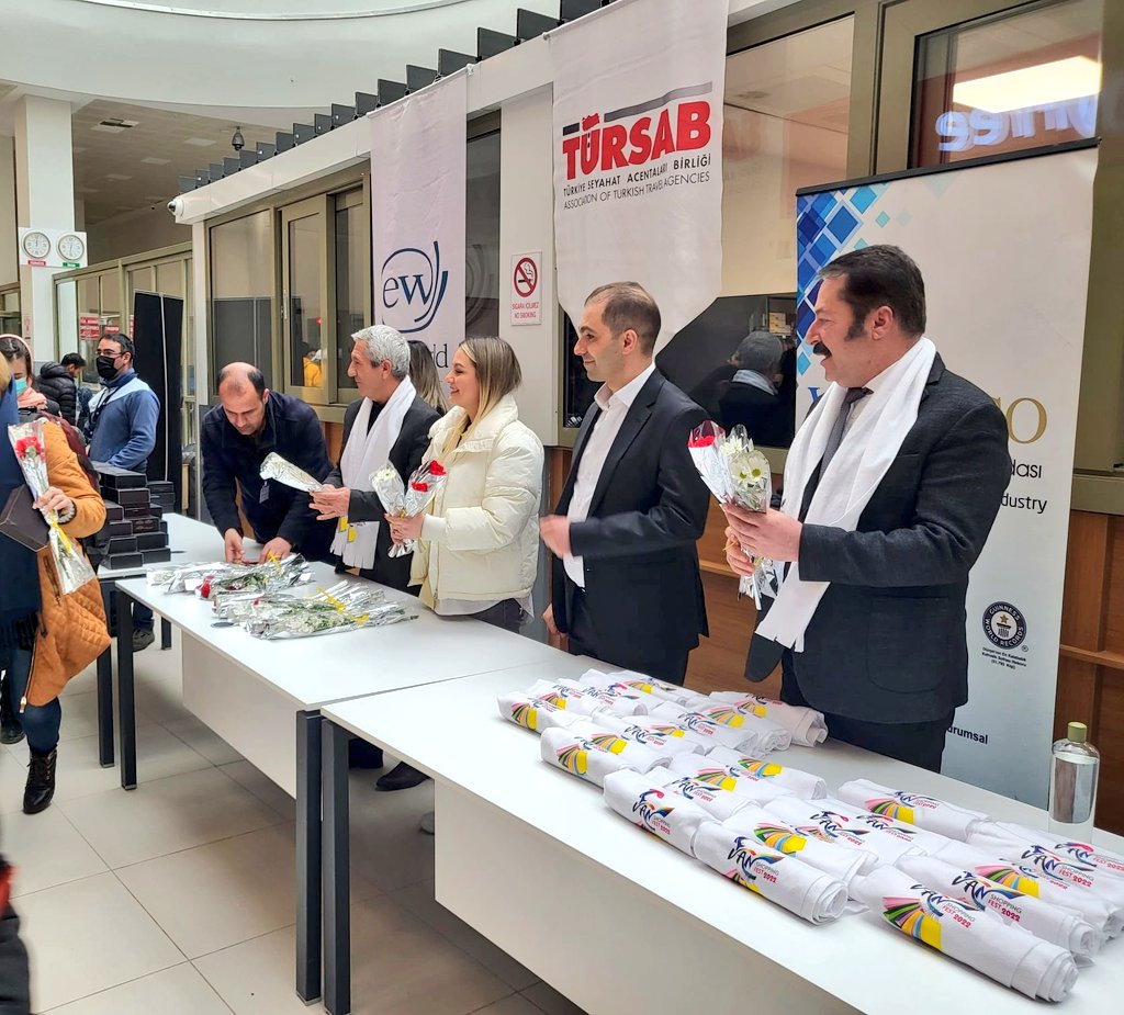 Van Shopping Fest başladı. 
Başkanımız Sayın Kenan Akalın, paydaşlarımız ile birlikte Kapıköy Sınır Kapısı'nda İranlı misafirlerimizi karanfillerle karşıladı. Vanımız için çalışmaya devam.
<a href="/tcvanvaliligi/">T.C. Van Valiliği 🇹🇷</a> <a href="/vanbuyuksehirbb/">T.C. Van Büyükşehir Belediyesi</a> <a href="/shoppingfestvan/">Van Shopping Fest</a> <a href="/isaberge65/">İsa Berge</a> <a href="/Kenanakalin2/">Kenan akalin</a>